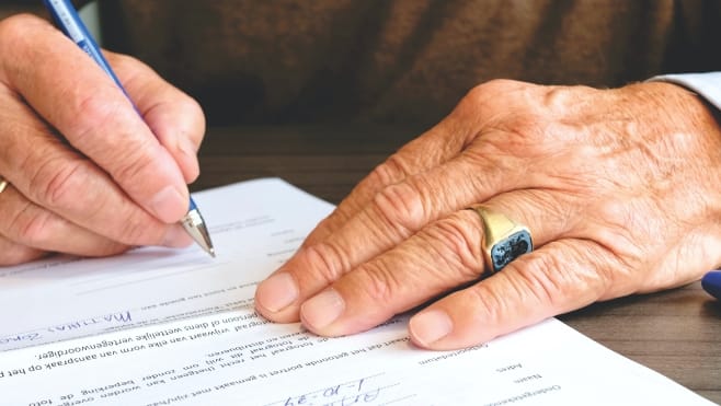 Fotografía ilustrativa de un apretón de manos, simbolizando acuerdos respaldados legalmente por nuestro abogado especialista en contratos