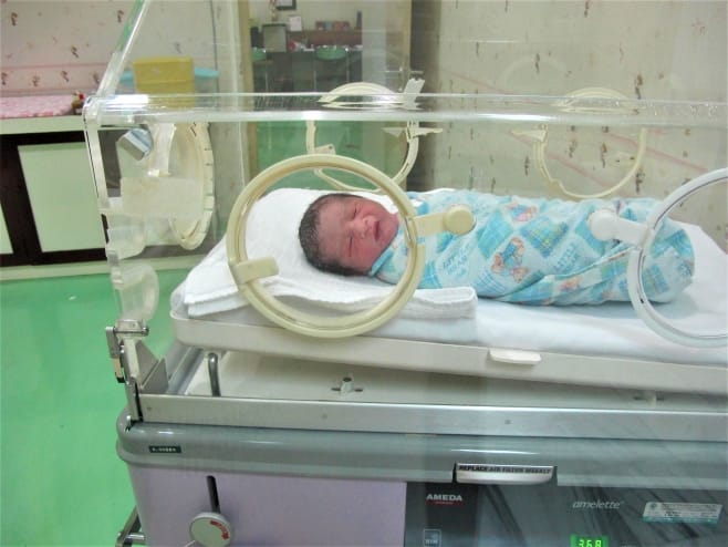 Foto de un bebé en una incubadora, enfatizando la vulnerabilidad de los pacientes y la importancia de evitar la negligencia médica para garantizar un cuidado seguro y responsable